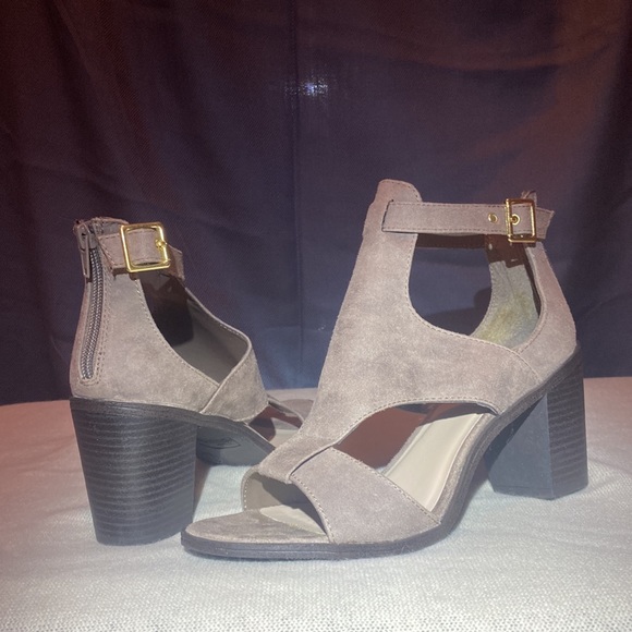 Size 8.5 Fergalicious chunky heel sandal - Picture 2 of 4